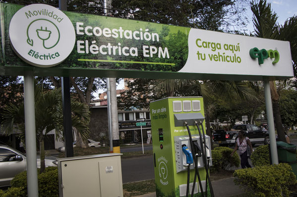 Ecoestación Estación ESSO Nutibara
Ecoestación Estación ESSO Nutibara
Fecha: Enero 29 de 2018
Para descargar esta fotografía en alta resolución, haga clic sobre la imagen hasta que la misma se despliegue en la pantalla completa; luego dé clic derecho y elija la opción "guardar imagen como". 
En caso de publicación por cualquier medio, solicitamos acompañarla del crédito: "Foto EPM"

Palabras clave: Ecoestación Estación ESSO Nutibara