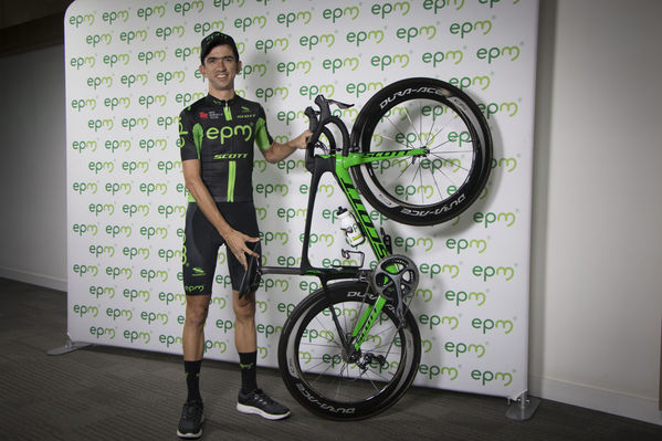 Presentación del Equipo de Ciclismo EPM 2018
Presentación del Equipo de Ciclismo EPM 2018
Fecha: Enero 31 de 2018
Para descargar esta fotografía en alta resolución, haga clic sobre la imagen hasta que la misma se despliegue en la pantalla completa; luego dé clic derecho y elija la opción "guardar imagen como". 
En caso de publicación por cualquier medio, solicitamos acompañarla del crédito: "Foto EPM"
Palabras clave: Presentación del Equipo de Ciclismo EPM 2018