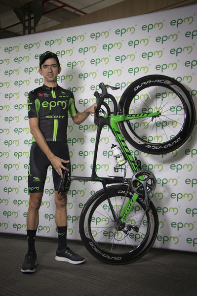 Presentación del Equipo de Ciclismo EPM 2018
Presentación del Equipo de Ciclismo EPM 2018
Fecha: Enero 31 de 2018
Para descargar esta fotografía en alta resolución, haga clic sobre la imagen hasta que la misma se despliegue en la pantalla completa; luego dé clic derecho y elija la opción "guardar imagen como". 
En caso de publicación por cualquier medio, solicitamos acompañarla del crédito: "Foto EPM"
Palabras clave: Presentación del Equipo de Ciclismo EPM 2018
