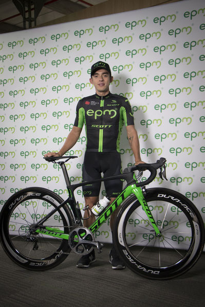 Presentación del Equipo de Ciclismo EPM 2018
Presentación del Equipo de Ciclismo EPM 2018
Fecha: Enero 31 de 2018
Para descargar esta fotografía en alta resolución, haga clic sobre la imagen hasta que la misma se despliegue en la pantalla completa; luego dé clic derecho y elija la opción "guardar imagen como". 
En caso de publicación por cualquier medio, solicitamos acompañarla del crédito: "Foto EPM"
Palabras clave: Presentación del Equipo de Ciclismo EPM 2018
