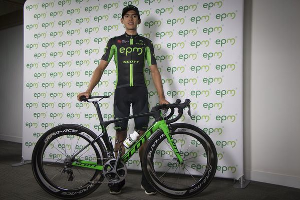 Presentación del Equipo de Ciclismo EPM 2018
Presentación del Equipo de Ciclismo EPM 2018
Fecha: Enero 31 de 2018
Para descargar esta fotografía en alta resolución, haga clic sobre la imagen hasta que la misma se despliegue en la pantalla completa; luego dé clic derecho y elija la opción "guardar imagen como". 
En caso de publicación por cualquier medio, solicitamos acompañarla del crédito: "Foto EPM"
Palabras clave: Presentación del Equipo de Ciclismo EPM 2018