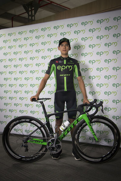 Presentación del Equipo de Ciclismo EPM 2018
Presentación del Equipo de Ciclismo EPM 2018
Fecha: Enero 31 de 2018
Para descargar esta fotografía en alta resolución, haga clic sobre la imagen hasta que la misma se despliegue en la pantalla completa; luego dé clic derecho y elija la opción "guardar imagen como". 
En caso de publicación por cualquier medio, solicitamos acompañarla del crédito: "Foto EPM"
Palabras clave: Presentación del Equipo de Ciclismo EPM 2018