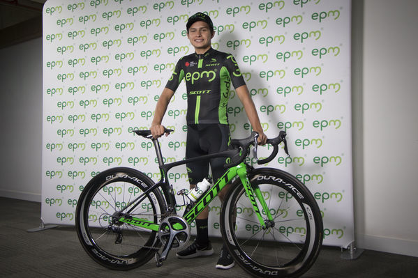 Presentación del Equipo de Ciclismo EPM 2018
Presentación del Equipo de Ciclismo EPM 2018
Fecha: Enero 31 de 2018
Para descargar esta fotografía en alta resolución, haga clic sobre la imagen hasta que la misma se despliegue en la pantalla completa; luego dé clic derecho y elija la opción "guardar imagen como". 
En caso de publicación por cualquier medio, solicitamos acompañarla del crédito: "Foto EPM"
Palabras clave: Presentación del Equipo de Ciclismo EPM 2018
