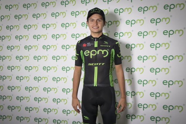 Presentación del Equipo de Ciclismo EPM 2018
Presentación del Equipo de Ciclismo EPM 2018
Fecha: Enero 31 de 2018
Para descargar esta fotografía en alta resolución, haga clic sobre la imagen hasta que la misma se despliegue en la pantalla completa; luego dé clic derecho y elija la opción "guardar imagen como". 
En caso de publicación por cualquier medio, solicitamos acompañarla del crédito: "Foto EPM"
Palabras clave: Presentación del Equipo de Ciclismo EPM 2018