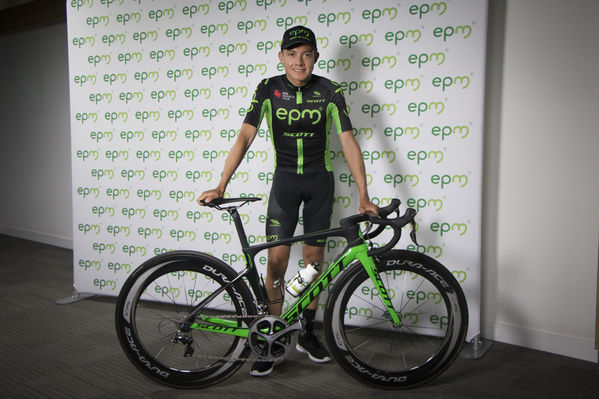 Presentación del Equipo de Ciclismo EPM 2018
Presentación del Equipo de Ciclismo EPM 2018
Fecha: Enero 31 de 2018
Para descargar esta fotografía en alta resolución, haga clic sobre la imagen hasta que la misma se despliegue en la pantalla completa; luego dé clic derecho y elija la opción "guardar imagen como". 
En caso de publicación por cualquier medio, solicitamos acompañarla del crédito: "Foto EPM"
Palabras clave: Presentación del Equipo de Ciclismo EPM 2018