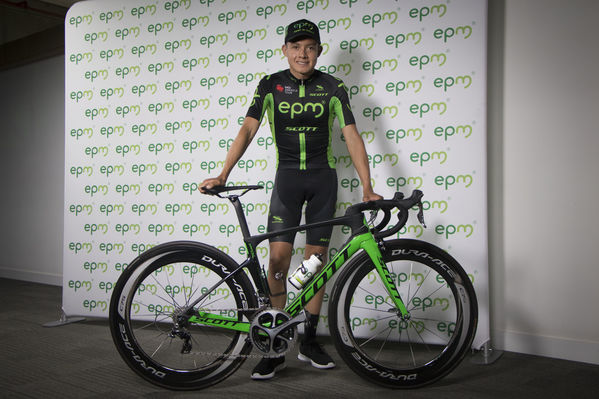 Presentación del Equipo de Ciclismo EPM 2018
Presentación del Equipo de Ciclismo EPM 2018
Fecha: Enero 31 de 2018
Para descargar esta fotografía en alta resolución, haga clic sobre la imagen hasta que la misma se despliegue en la pantalla completa; luego dé clic derecho y elija la opción "guardar imagen como". 
En caso de publicación por cualquier medio, solicitamos acompañarla del crédito: "Foto EPM"
Palabras clave: Presentación del Equipo de Ciclismo EPM 2018