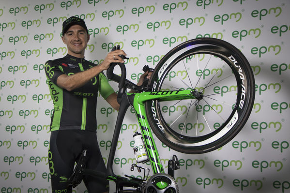 Presentación del Equipo de Ciclismo EPM 2018
Presentación del Equipo de Ciclismo EPM 2018
Fecha: Enero 31 de 2018
Para descargar esta fotografía en alta resolución, haga clic sobre la imagen hasta que la misma se despliegue en la pantalla completa; luego dé clic derecho y elija la opción "guardar imagen como". 
En caso de publicación por cualquier medio, solicitamos acompañarla del crédito: "Foto EPM"
Palabras clave: Presentación del Equipo de Ciclismo EPM 2018