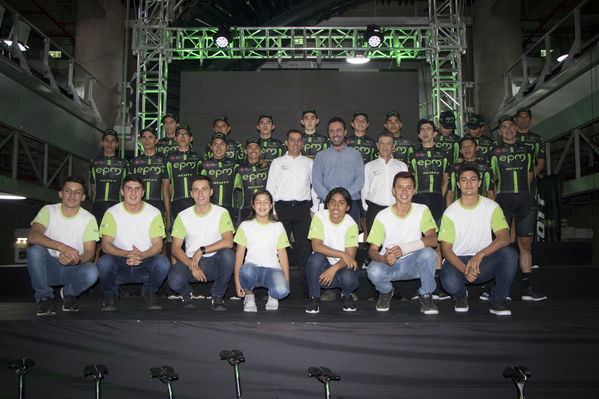 Presentación del Equipo de Ciclismo EPM 2018
Presentación del Equipo de Ciclismo EPM 2018
Fecha: Enero 31 de 2018
Para descargar esta fotografía en alta resolución, haga clic sobre la imagen hasta que la misma se despliegue en la pantalla completa; luego dé clic derecho y elija la opción "guardar imagen como". 
En caso de publicación por cualquier medio, solicitamos acompañarla del crédito: "Foto EPM"

Palabras clave: Presentación Equipo Ciclismo EPM 2018