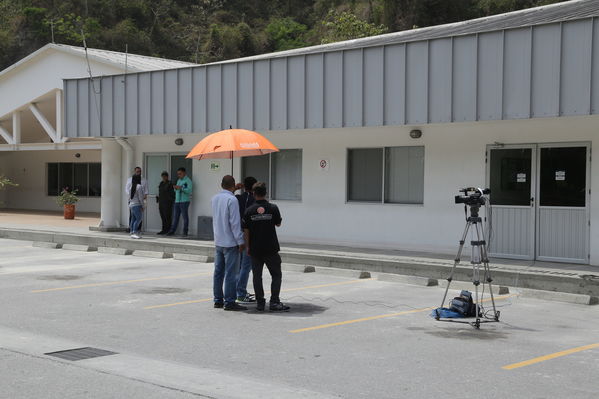 Declaraciones a medios del Presidente Ivan Duque Marquez y el gerente  de EPM Jorge Londoño
Declaraciones a medios del Presidente Ivan Duque Marquez y el gerente  de EPM Jorge Londoño
Febrero 12 2019 
Para descargar esta fotografía en alta resolución, haga clic sobre la imagen hasta que la misma se despliegue en la pantalla completa; luego dé clic derecho y elija la opción "guardar imagen como". 
En caso de publicación por cualquier medio, solicitamos acompañarla del crédito: "Foto EPM"
Palabras clave: Declaraciones a medios del Presidente Ivan Duque Marquez y el gerente  de EPM Jorge Londoño