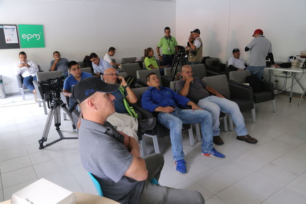 Declaraciones a medios del Presidente Ivan Duque Marquez y el gerente  de EPM Jorge Londoño
Declaraciones a medios del Presidente Ivan Duque Marquez y el gerente  de EPM Jorge Londoño
Febrero 12 2019 
Para descargar esta fotografía en alta resolución, haga clic sobre la imagen hasta que la misma se despliegue en la pantalla completa; luego dé clic derecho y elija la opción "guardar imagen como". 
En caso de publicación por cualquier medio, solicitamos acompañarla del crédito: "Foto EPM"
Palabras clave: Declaraciones a medios del Presidente Ivan Duque Marquez y el gerente  de EPM Jorge Londoño