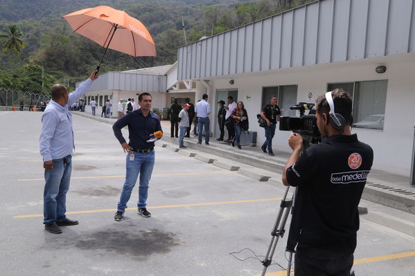 Declaraciones a medios del Presidente Ivan Duque Marquez y el gerente  de EPM Jorge Londoño
Declaraciones a medios del Presidente Ivan Duque Marquez y el gerente  de EPM Jorge Londoño
Febrero 12 2019 
Para descargar esta fotografía en alta resolución, haga clic sobre la imagen hasta que la misma se despliegue en la pantalla completa; luego dé clic derecho y elija la opción "guardar imagen como". 
En caso de publicación por cualquier medio, solicitamos acompañarla del crédito: "Foto EPM"
Palabras clave: Declaraciones a medios del Presidente Ivan Duque Marquez y el gerente  de EPM Jorge Londoño