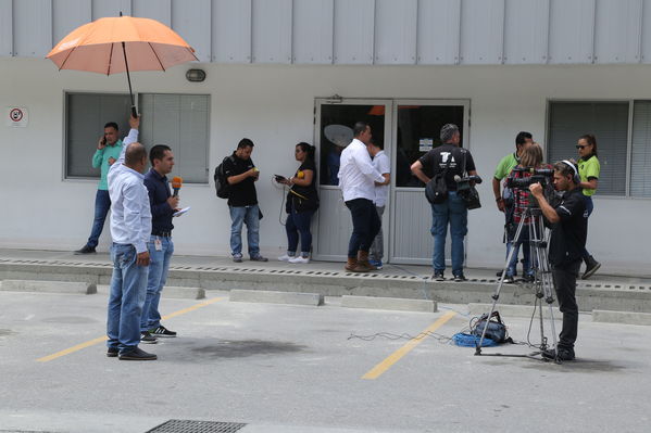 Declaraciones a medios del Presidente Ivan Duque Marquez y el gerente  de EPM Jorge Londoño
Declaraciones a medios del Presidente Ivan Duque Marquez y el gerente  de EPM Jorge Londoño
Febrero 12 2019 
Para descargar esta fotografía en alta resolución, haga clic sobre la imagen hasta que la misma se despliegue en la pantalla completa; luego dé clic derecho y elija la opción "guardar imagen como". 
En caso de publicación por cualquier medio, solicitamos acompañarla del crédito: "Foto EPM"
Palabras clave: Declaraciones a medios del Presidente Ivan Duque Marquez y el gerente  de EPM Jorge Londoño