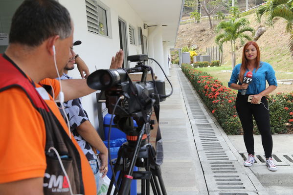 Declaraciones a medios del Presidente Ivan Duque Marquez y el gerente  de EPM Jorge Londoño
Declaraciones a medios del Presidente Ivan Duque Marquez y el gerente  de EPM Jorge Londoño
Febrero 12 2019 
Para descargar esta fotografía en alta resolución, haga clic sobre la imagen hasta que la misma se despliegue en la pantalla completa; luego dé clic derecho y elija la opción "guardar imagen como". 
En caso de publicación por cualquier medio, solicitamos acompañarla del crédito: "Foto EPM"
Palabras clave: Declaraciones a medios del Presidente Ivan Duque Marquez y el gerente  de EPM Jorge Londoño