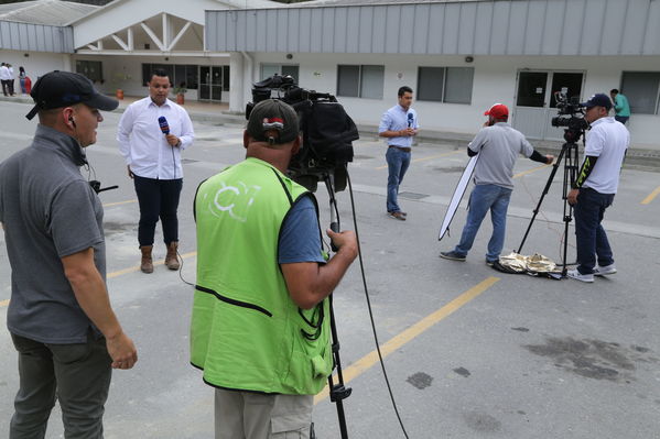 Declaraciones a medios del Presidente Ivan Duque Marquez y el gerente  de EPM Jorge Londoño
Declaraciones a medios del Presidente Ivan Duque Marquez y el gerente  de EPM Jorge Londoño
Febrero 12 2019 
Para descargar esta fotografía en alta resolución, haga clic sobre la imagen hasta que la misma se despliegue en la pantalla completa; luego dé clic derecho y elija la opción "guardar imagen como". 
En caso de publicación por cualquier medio, solicitamos acompañarla del crédito: "Foto EPM"
Palabras clave: Declaraciones a medios del Presidente Ivan Duque Marquez y el gerente  de EPM Jorge Londoño