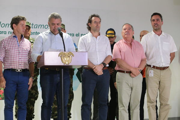 Declaraciones a medios del Presidente Ivan Duque Marquez y el gerente  de EPM Jorge Londoño
Declaraciones a medios del Presidente Ivan Duque Marquez y el gerente  de EPM Jorge Londoño
Febrero 12 2019 
Para descargar esta fotografía en alta resolución, haga clic sobre la imagen hasta que la misma se despliegue en la pantalla completa; luego dé clic derecho y elija la opción "guardar imagen como". 
En caso de publicación por cualquier medio, solicitamos acompañarla del crédito: "Foto EPM"
Palabras clave: Declaraciones a medios del Presidente Ivan Duque Marquez y el gerente  de EPM Jorge Londoño