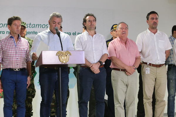 Declaraciones a medios del Presidente Ivan Duque Marquez y el gerente  de EPM Jorge Londoño
Declaraciones a medios del Presidente Ivan Duque Marquez y el gerente  de EPM Jorge Londoño
Febrero 12 2019 
Para descargar esta fotografía en alta resolución, haga clic sobre la imagen hasta que la misma se despliegue en la pantalla completa; luego dé clic derecho y elija la opción "guardar imagen como". 
En caso de publicación por cualquier medio, solicitamos acompañarla del crédito: "Foto EPM"
Palabras clave: Declaraciones a medios del Presidente Ivan Duque Marquez y el gerente  de EPM Jorge Londoño