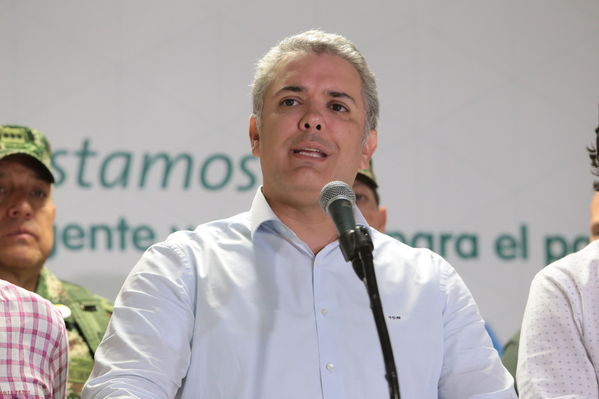 Declaraciones a medios del Presidente Ivan Duque Marquez y el gerente  de EPM Jorge Londoño
Declaraciones a medios del Presidente Ivan Duque Marquez y el gerente  de EPM Jorge Londoño
Febrero 12 2019 
Para descargar esta fotografía en alta resolución, haga clic sobre la imagen hasta que la misma se despliegue en la pantalla completa; luego dé clic derecho y elija la opción "guardar imagen como". 
En caso de publicación por cualquier medio, solicitamos acompañarla del crédito: "Foto EPM"
Palabras clave: Declaraciones a medios del Presidente Ivan Duque Marquez y el gerente  de EPM Jorge Londoño