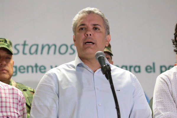 Declaraciones a medios del Presidente Ivan Duque Marquez y el gerente  de EPM Jorge Londoño
Declaraciones a medios del Presidente Ivan Duque Marquez y el gerente  de EPM Jorge Londoño
Febrero 12 2019 
Para descargar esta fotografía en alta resolución, haga clic sobre la imagen hasta que la misma se despliegue en la pantalla completa; luego dé clic derecho y elija la opción "guardar imagen como". 
En caso de publicación por cualquier medio, solicitamos acompañarla del crédito: "Foto EPM"
Palabras clave: Declaraciones a medios del Presidente Ivan Duque Marquez y el gerente  de EPM Jorge Londoño