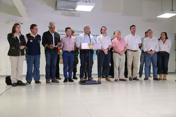 Declaraciones a medios del Presidente Ivan Duque Marquez y el gerente  de EPM Jorge Londoño
Declaraciones a medios del Presidente Ivan Duque Marquez y el gerente  de EPM Jorge Londoño
Febrero 12 2019 
Para descargar esta fotografía en alta resolución, haga clic sobre la imagen hasta que la misma se despliegue en la pantalla completa; luego dé clic derecho y elija la opción "guardar imagen como". 
En caso de publicación por cualquier medio, solicitamos acompañarla del crédito: "Foto EPM"
Palabras clave: Declaraciones a medios del Presidente Ivan Duque Marquez y el gerente  de EPM Jorge Londoño
