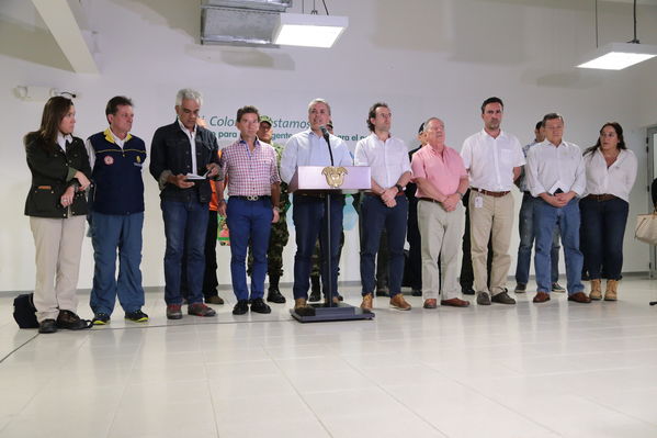 Declaraciones a medios del Presidente Ivan Duque Marquez y el gerente  de EPM Jorge Londoño
Declaraciones a medios del Presidente Ivan Duque Marquez y el gerente  de EPM Jorge Londoño
Febrero 12 2019 
Para descargar esta fotografía en alta resolución, haga clic sobre la imagen hasta que la misma se despliegue en la pantalla completa; luego dé clic derecho y elija la opción "guardar imagen como". 
En caso de publicación por cualquier medio, solicitamos acompañarla del crédito: "Foto EPM"
Palabras clave: Declaraciones a medios del Presidente Ivan Duque Marquez y el gerente  de EPM Jorge Londoño