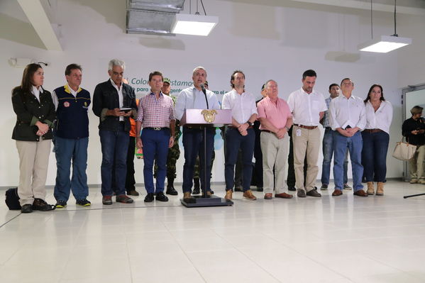 Declaraciones a medios del Presidente Ivan Duque Marquez y el gerente  de EPM Jorge Londoño
Declaraciones a medios del Presidente Ivan Duque Marquez y el gerente  de EPM Jorge Londoño
Febrero 12 2019 
Para descargar esta fotografía en alta resolución, haga clic sobre la imagen hasta que la misma se despliegue en la pantalla completa; luego dé clic derecho y elija la opción "guardar imagen como". 
En caso de publicación por cualquier medio, solicitamos acompañarla del crédito: "Foto EPM"
Palabras clave: Declaraciones a medios del Presidente Ivan Duque Marquez y el gerente  de EPM Jorge Londoño