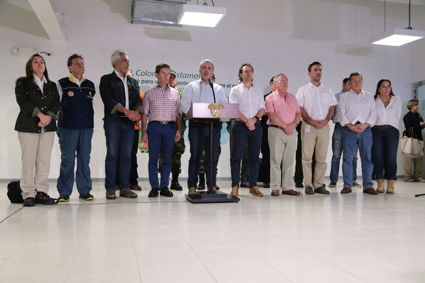 Declaraciones a medios del Presidente Ivan Duque Marquez y el gerente  de EPM Jorge Londoño
Declaraciones a medios del Presidente Ivan Duque Marquez y el gerente  de EPM Jorge Londoño
Febrero 12 2019 
Para descargar esta fotografía en alta resolución, haga clic sobre la imagen hasta que la misma se despliegue en la pantalla completa; luego dé clic derecho y elija la opción "guardar imagen como". 
En caso de publicación por cualquier medio, solicitamos acompañarla del crédito: "Foto EPM"
Palabras clave: Declaraciones a medios del Presidente Ivan Duque Marquez y el gerente  de EPM Jorge Londoño