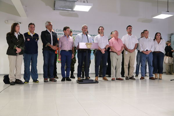 Declaraciones a medios del Presidente Ivan Duque Marquez y el gerente  de EPM Jorge Londoño
Declaraciones a medios del Presidente Ivan Duque Marquez y el gerente  de EPM Jorge Londoño
Febrero 12 2019 
Para descargar esta fotografía en alta resolución, haga clic sobre la imagen hasta que la misma se despliegue en la pantalla completa; luego dé clic derecho y elija la opción "guardar imagen como". 
En caso de publicación por cualquier medio, solicitamos acompañarla del crédito: "Foto EPM"
Palabras clave: Declaraciones a medios del Presidente Ivan Duque Marquez y el gerente  de EPM Jorge Londoño