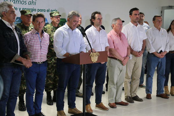 Declaraciones a medios del Presidente Ivan Duque Marquez y el gerente  de EPM Jorge Londoño
Declaraciones a medios del Presidente Ivan Duque Marquez y el gerente  de EPM Jorge Londoño
Febrero 12 2019 
Para descargar esta fotografía en alta resolución, haga clic sobre la imagen hasta que la misma se despliegue en la pantalla completa; luego dé clic derecho y elija la opción "guardar imagen como". 
En caso de publicación por cualquier medio, solicitamos acompañarla del crédito: "Foto EPM"
Palabras clave: Declaraciones a medios del Presidente Ivan Duque Marquez y el gerente  de EPM Jorge Londoño
