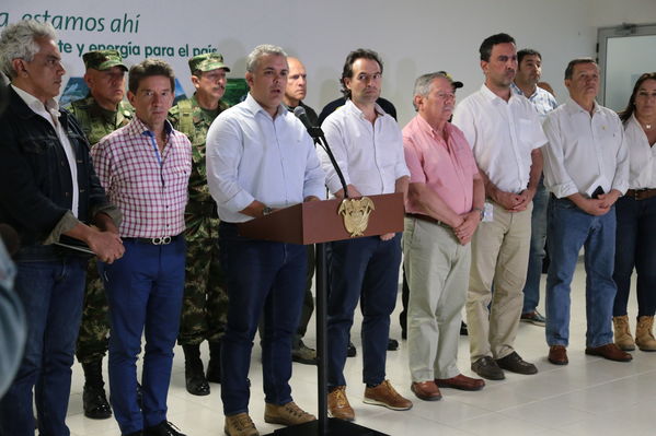 Declaraciones a medios del Presidente Ivan Duque Marquez y el gerente  de EPM Jorge Londoño
Declaraciones a medios del Presidente Ivan Duque Marquez y el gerente  de EPM Jorge Londoño
Febrero 12 2019 
Para descargar esta fotografía en alta resolución, haga clic sobre la imagen hasta que la misma se despliegue en la pantalla completa; luego dé clic derecho y elija la opción "guardar imagen como". 
En caso de publicación por cualquier medio, solicitamos acompañarla del crédito: "Foto EPM"
Palabras clave: Declaraciones a medios del Presidente Ivan Duque Marquez y el gerente  de EPM Jorge Londoño