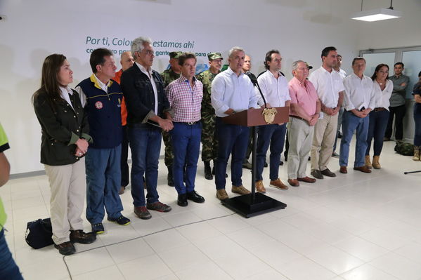 Declaraciones a medios del Presidente Ivan Duque Marquez y el gerente  de EPM Jorge Londoño
Declaraciones a medios del Presidente Ivan Duque Marquez y el gerente  de EPM Jorge Londoño
Febrero 12 2019 
Para descargar esta fotografía en alta resolución, haga clic sobre la imagen hasta que la misma se despliegue en la pantalla completa; luego dé clic derecho y elija la opción "guardar imagen como". 
En caso de publicación por cualquier medio, solicitamos acompañarla del crédito: "Foto EPM"
Palabras clave: Declaraciones a medios del Presidente Ivan Duque Marquez y el gerente  de EPM Jorge Londoño