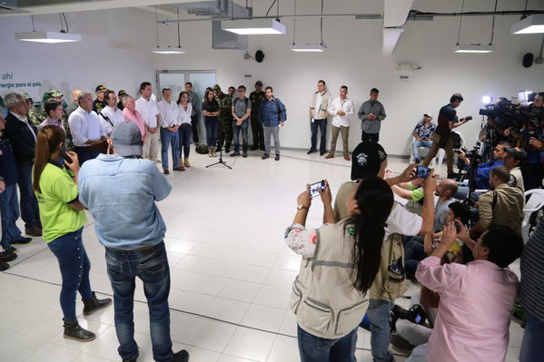Declaraciones a medios del Presidente Ivan Duque Marquez y el gerente  de EPM Jorge Londoño
Declaraciones a medios del Presidente Ivan Duque Marquez y el gerente  de EPM Jorge Londoño
Febrero 12 2019 
Para descargar esta fotografía en alta resolución, haga clic sobre la imagen hasta que la misma se despliegue en la pantalla completa; luego dé clic derecho y elija la opción "guardar imagen como". 
En caso de publicación por cualquier medio, solicitamos acompañarla del crédito: "Foto EPM"
Palabras clave: Declaraciones a medios del Presidente Ivan Duque Marquez y el gerente  de EPM Jorge Londoño