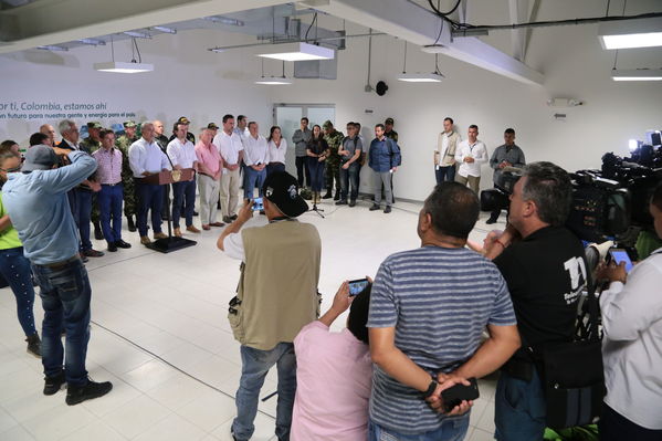 Declaraciones a medios del Presidente Ivan Duque Marquez y el gerente  de EPM Jorge Londoño
Declaraciones a medios del Presidente Ivan Duque Marquez y el gerente  de EPM Jorge Londoño
Febrero 12 2019 
Para descargar esta fotografía en alta resolución, haga clic sobre la imagen hasta que la misma se despliegue en la pantalla completa; luego dé clic derecho y elija la opción "guardar imagen como". 
En caso de publicación por cualquier medio, solicitamos acompañarla del crédito: "Foto EPM"
Palabras clave: Declaraciones a medios del Presidente Ivan Duque Marquez y el gerente  de EPM Jorge Londoño