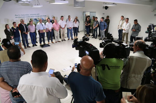 Declaraciones a medios del Presidente Ivan Duque Marquez y el gerente  de EPM Jorge Londoño
Declaraciones a medios del Presidente Ivan Duque Marquez y el gerente  de EPM Jorge Londoño
Febrero 12 2019 
Para descargar esta fotografía en alta resolución, haga clic sobre la imagen hasta que la misma se despliegue en la pantalla completa; luego dé clic derecho y elija la opción "guardar imagen como". 
En caso de publicación por cualquier medio, solicitamos acompañarla del crédito: "Foto EPM"
Palabras clave: Declaraciones a medios del Presidente Ivan Duque Marquez y el gerente  de EPM Jorge Londoño