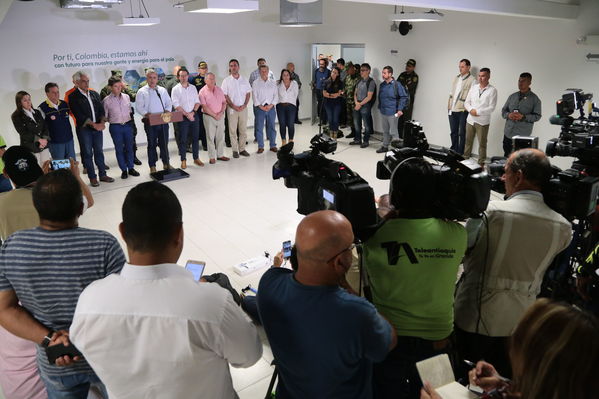 Declaraciones a medios del Presidente Ivan Duque Marquez y el gerente  de EPM Jorge Londoño
Declaraciones a medios del Presidente Ivan Duque Marquez y el gerente  de EPM Jorge Londoño
Febrero 12 2019 
Para descargar esta fotografía en alta resolución, haga clic sobre la imagen hasta que la misma se despliegue en la pantalla completa; luego dé clic derecho y elija la opción "guardar imagen como". 
En caso de publicación por cualquier medio, solicitamos acompañarla del crédito: "Foto EPM"
Palabras clave: Declaraciones a medios del Presidente Ivan Duque Marquez y el gerente  de EPM Jorge Londoño