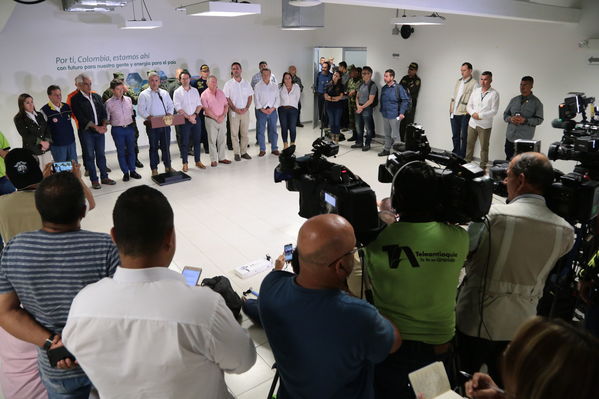 Declaraciones a medios del Presidente Ivan Duque Marquez y el gerente  de EPM Jorge Londoño
Declaraciones a medios del Presidente Ivan Duque Marquez y el gerente  de EPM Jorge Londoño
Febrero 12 2019 
Para descargar esta fotografía en alta resolución, haga clic sobre la imagen hasta que la misma se despliegue en la pantalla completa; luego dé clic derecho y elija la opción "guardar imagen como". 
En caso de publicación por cualquier medio, solicitamos acompañarla del crédito: "Foto EPM"
Palabras clave: Declaraciones a medios del Presidente Ivan Duque Marquez y el gerente  de EPM Jorge Londoño