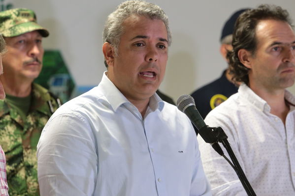 Declaraciones a medios del Presidente Ivan Duque Marquez y el gerente  de EPM Jorge Londoño
Declaraciones a medios del Presidente Ivan Duque Marquez y el gerente  de EPM Jorge Londoño
Febrero 12 2019 
Para descargar esta fotografía en alta resolución, haga clic sobre la imagen hasta que la misma se despliegue en la pantalla completa; luego dé clic derecho y elija la opción "guardar imagen como". 
En caso de publicación por cualquier medio, solicitamos acompañarla del crédito: "Foto EPM"
Palabras clave: Declaraciones a medios del Presidente Ivan Duque Marquez y el gerente  de EPM Jorge Londoño