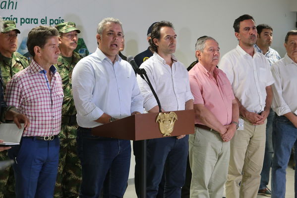 Declaraciones a medios del Presidente Ivan Duque Marquez y el gerente  de EPM Jorge Londoño
Declaraciones a medios del Presidente Ivan Duque Marquez y el gerente  de EPM Jorge Londoño
Febrero 12 2019 
Para descargar esta fotografía en alta resolución, haga clic sobre la imagen hasta que la misma se despliegue en la pantalla completa; luego dé clic derecho y elija la opción "guardar imagen como". 
En caso de publicación por cualquier medio, solicitamos acompañarla del crédito: "Foto EPM"
Palabras clave: Declaraciones a medios del Presidente Ivan Duque Marquez y el gerente  de EPM Jorge Londoño