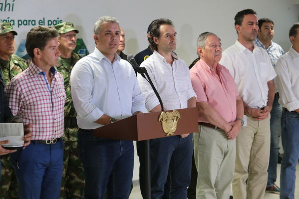 Declaraciones a medios del Presidente Ivan Duque Marquez y el gerente  de EPM Jorge Londoño
Declaraciones a medios del Presidente Ivan Duque Marquez y el gerente  de EPM Jorge Londoño
Febrero 12 2019 
Para descargar esta fotografía en alta resolución, haga clic sobre la imagen hasta que la misma se despliegue en la pantalla completa; luego dé clic derecho y elija la opción "guardar imagen como". 
En caso de publicación por cualquier medio, solicitamos acompañarla del crédito: "Foto EPM"
Palabras clave: Declaraciones a medios del Presidente Ivan Duque Marquez y el gerente  de EPM Jorge Londoño