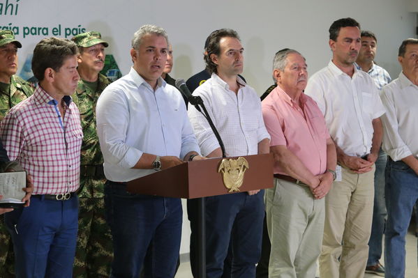 Declaraciones a medios del Presidente Ivan Duque Marquez y el gerente  de EPM Jorge Londoño
Declaraciones a medios del Presidente Ivan Duque Marquez y el gerente  de EPM Jorge Londoño
Febrero 12 2019 
Para descargar esta fotografía en alta resolución, haga clic sobre la imagen hasta que la misma se despliegue en la pantalla completa; luego dé clic derecho y elija la opción "guardar imagen como". 
En caso de publicación por cualquier medio, solicitamos acompañarla del crédito: "Foto EPM"
Palabras clave: Declaraciones a medios del Presidente Ivan Duque Marquez y el gerente  de EPM Jorge Londoño