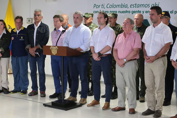 Declaraciones a medios del Presidente Ivan Duque Marquez y el gerente  de EPM Jorge Londoño
Declaraciones a medios del Presidente Ivan Duque Marquez y el gerente  de EPM Jorge Londoño
Febrero 12 2019 
Para descargar esta fotografía en alta resolución, haga clic sobre la imagen hasta que la misma se despliegue en la pantalla completa; luego dé clic derecho y elija la opción "guardar imagen como". 
En caso de publicación por cualquier medio, solicitamos acompañarla del crédito: "Foto EPM"
Palabras clave: Declaraciones a medios del Presidente Ivan Duque Marquez y el gerente  de EPM Jorge Londoño