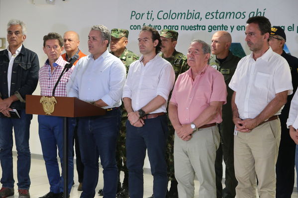 Declaraciones a medios del Presidente Ivan Duque Marquez y el gerente  de EPM Jorge Londoño
Declaraciones a medios del Presidente Ivan Duque Marquez y el gerente  de EPM Jorge Londoño
Febrero 12 2019 
Para descargar esta fotografía en alta resolución, haga clic sobre la imagen hasta que la misma se despliegue en la pantalla completa; luego dé clic derecho y elija la opción "guardar imagen como". 
En caso de publicación por cualquier medio, solicitamos acompañarla del crédito: "Foto EPM"
Palabras clave: Declaraciones a medios del Presidente Ivan Duque Marquez y el gerente  de EPM Jorge Londoño