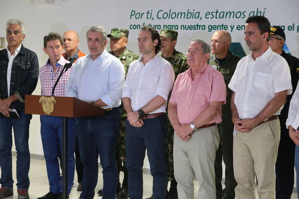 Declaraciones a medios del Presidente Ivan Duque Marquez y el gerente  de EPM Jorge Londoño
Declaraciones a medios del Presidente Ivan Duque Marquez y el gerente  de EPM Jorge Londoño
Febrero 12 2019 
Para descargar esta fotografía en alta resolución, haga clic sobre la imagen hasta que la misma se despliegue en la pantalla completa; luego dé clic derecho y elija la opción "guardar imagen como". 
En caso de publicación por cualquier medio, solicitamos acompañarla del crédito: "Foto EPM"
Palabras clave: Declaraciones a medios del Presidente Ivan Duque Marquez y el gerente  de EPM Jorge Londoño