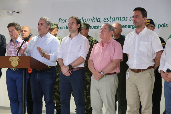 Declaraciones a medios del Presidente Ivan Duque Marquez y el gerente  de EPM Jorge Londoño
Declaraciones a medios del Presidente Ivan Duque Marquez y el gerente  de EPM Jorge Londoño
Febrero 12 2019 
Para descargar esta fotografía en alta resolución, haga clic sobre la imagen hasta que la misma se despliegue en la pantalla completa; luego dé clic derecho y elija la opción "guardar imagen como". 
En caso de publicación por cualquier medio, solicitamos acompañarla del crédito: "Foto EPM"
Palabras clave: Declaraciones a medios del Presidente Ivan Duque Marquez y el gerente  de EPM Jorge Londoño