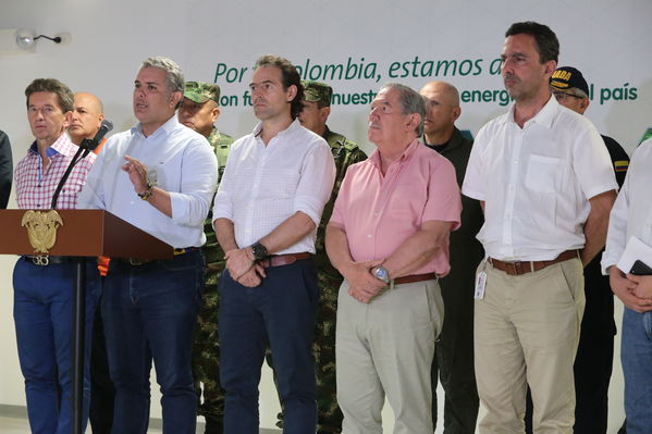 Declaraciones a medios del Presidente Ivan Duque Marquez y el gerente  de EPM Jorge Londoño
Declaraciones a medios del Presidente Ivan Duque Marquez y el gerente  de EPM Jorge Londoño
Febrero 12 2019 
Para descargar esta fotografía en alta resolución, haga clic sobre la imagen hasta que la misma se despliegue en la pantalla completa; luego dé clic derecho y elija la opción "guardar imagen como". 
En caso de publicación por cualquier medio, solicitamos acompañarla del crédito: "Foto EPM"
Palabras clave: Declaraciones a medios del Presidente Ivan Duque Marquez y el gerente  de EPM Jorge Londoño