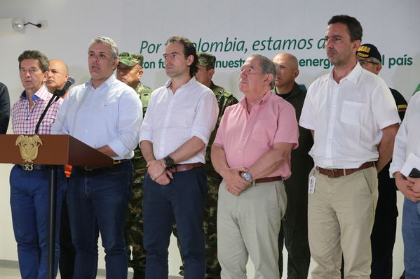 Declaraciones a medios del Presidente Ivan Duque Marquez y el gerente  de EPM Jorge Londoño
Declaraciones a medios del Presidente Ivan Duque Marquez y el gerente  de EPM Jorge Londoño
Febrero 12 2019 
Para descargar esta fotografía en alta resolución, haga clic sobre la imagen hasta que la misma se despliegue en la pantalla completa; luego dé clic derecho y elija la opción "guardar imagen como". 
En caso de publicación por cualquier medio, solicitamos acompañarla del crédito: "Foto EPM"
Palabras clave: Declaraciones a medios del Presidente Ivan Duque Marquez y el gerente  de EPM Jorge Londoño