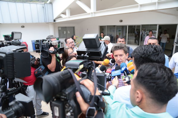 Declaraciones a medios del Presidente Ivan Duque Marquez y el gerente  de EPM Jorge Londoño
Declaraciones a medios del Presidente Ivan Duque Marquez y el gerente  de EPM Jorge Londoño
Febrero 12 2019 
Para descargar esta fotografía en alta resolución, haga clic sobre la imagen hasta que la misma se despliegue en la pantalla completa; luego dé clic derecho y elija la opción "guardar imagen como". 
En caso de publicación por cualquier medio, solicitamos acompañarla del crédito: "Foto EPM"
Palabras clave: Declaraciones a medios del Presidente Ivan Duque Marquez y el gerente  de EPM Jorge Londoño