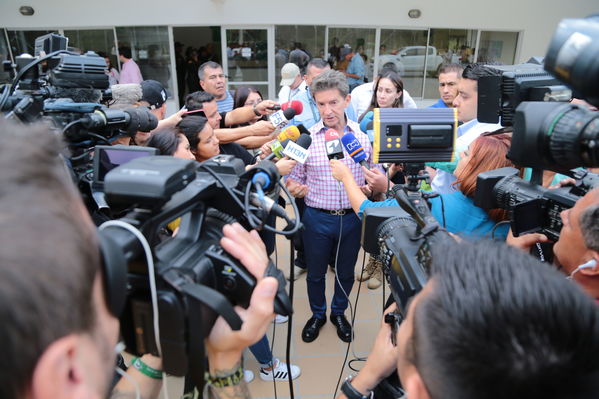 Declaraciones a medios del Presidente Ivan Duque Marquez y el gerente  de EPM Jorge Londoño
Declaraciones a medios del Presidente Ivan Duque Marquez y el gerente  de EPM Jorge Londoño
Febrero 12 2019 
Para descargar esta fotografía en alta resolución, haga clic sobre la imagen hasta que la misma se despliegue en la pantalla completa; luego dé clic derecho y elija la opción "guardar imagen como". 
En caso de publicación por cualquier medio, solicitamos acompañarla del crédito: "Foto EPM"
Palabras clave: Declaraciones a medios del Presidente Ivan Duque Marquez y el gerente  de EPM Jorge Londoño