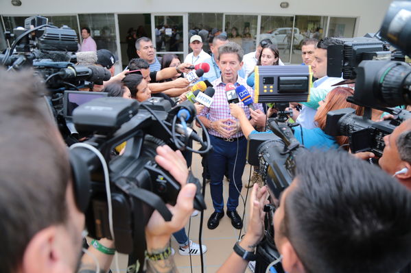 Declaraciones a medios del Presidente Ivan Duque Marquez y el gerente  de EPM Jorge Londoño
Declaraciones a medios del Presidente Ivan Duque Marquez y el gerente  de EPM Jorge Londoño
Febrero 12 2019 
Para descargar esta fotografía en alta resolución, haga clic sobre la imagen hasta que la misma se despliegue en la pantalla completa; luego dé clic derecho y elija la opción "guardar imagen como". 
En caso de publicación por cualquier medio, solicitamos acompañarla del crédito: "Foto EPM"
Palabras clave: Declaraciones a medios del Presidente Ivan Duque Marquez y el gerente  de EPM Jorge Londoño