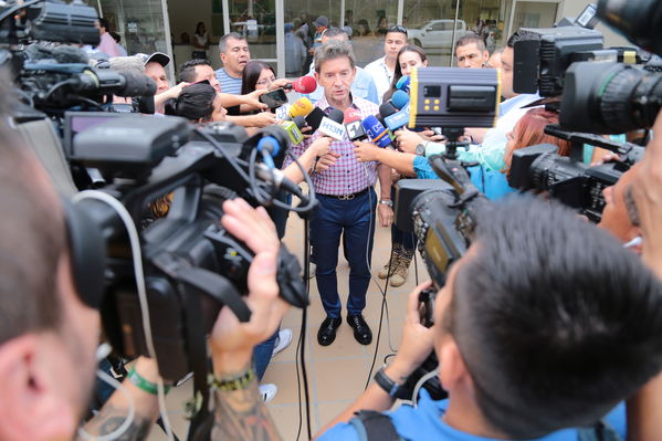 Declaraciones a medios del Presidente Ivan Duque Marquez y el gerente  de EPM Jorge Londoño
Declaraciones a medios del Presidente Ivan Duque Marquez y el gerente  de EPM Jorge Londoño
Febrero 12 2019 
Para descargar esta fotografía en alta resolución, haga clic sobre la imagen hasta que la misma se despliegue en la pantalla completa; luego dé clic derecho y elija la opción "guardar imagen como". 
En caso de publicación por cualquier medio, solicitamos acompañarla del crédito: "Foto EPM"
Palabras clave: Declaraciones a medios del Presidente Ivan Duque Marquez y el gerente  de EPM Jorge Londoño