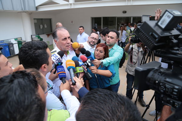 Declaraciones a medios del Presidente Ivan Duque Marquez y el gerente  de EPM Jorge Londoño
Declaraciones a medios del Presidente Ivan Duque Marquez y el gerente  de EPM Jorge Londoño
Febrero 12 2019 
Para descargar esta fotografía en alta resolución, haga clic sobre la imagen hasta que la misma se despliegue en la pantalla completa; luego dé clic derecho y elija la opción "guardar imagen como". 
En caso de publicación por cualquier medio, solicitamos acompañarla del crédito: "Foto EPM"
Palabras clave: Declaraciones a medios del Presidente Ivan Duque Marquez y el gerente  de EPM Jorge Londoño